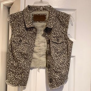 Grey band beige vest